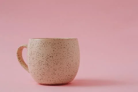 Empty ceramic cup on pink background, copy space Foto stock