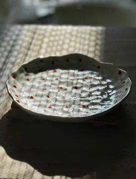 Empty Ceramic Plate with Heart Pattern in Sunlight Stock-Fotos
