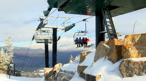 Empty chair lift during midweek skiing Vidéo 10757403