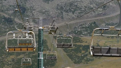 Empty chairlift ascending. Video stock 83598779