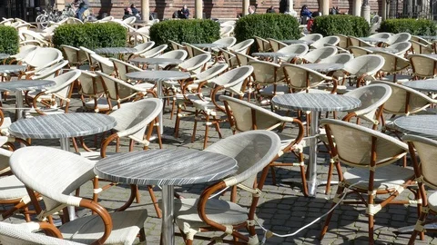 Empty chairs and tables of a cafe on Bremen's market square Video stock 127082820