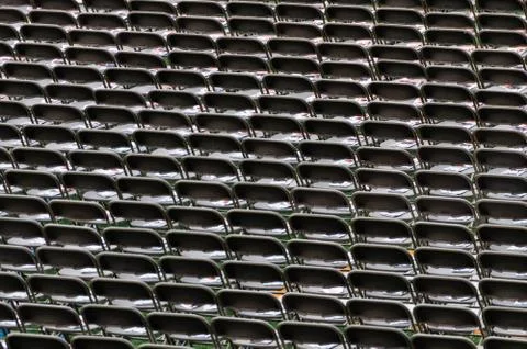 Empty chairs in a stadium, lined-up waiting for people to take their seat. Foto stock