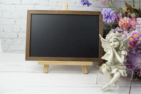 Empty chalkboard mock up space for text message with flower bouquet and hom.. Foto stock