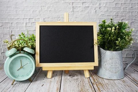 Empty Chalkboard mockup space for text message with alarm clock on wooden b.. 스톡 사진