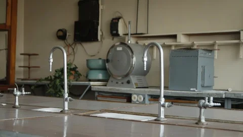 Empty chemistry laboratory or classroom in University, College, School 스톡 동영상 113348044