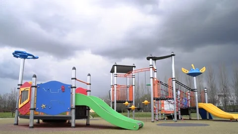 Empty children playground in the park during the covid19 lockdown Vídeo Stock 150599767