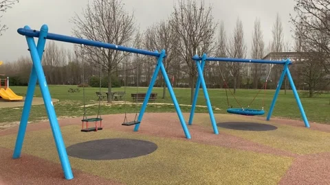 Empty children playground in the park during the covid19 pandemic lockdown Vídeo Stock 150599802