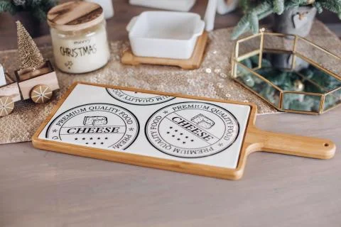 Empty chopping cheese board on the table 库存照片