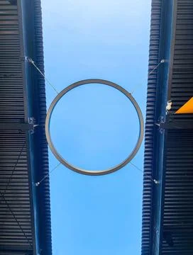 Empty Circle Under Blue Sky Foto stock