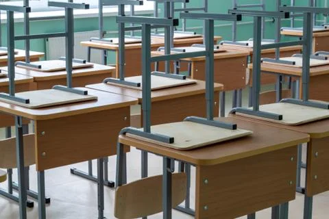 Empty classroom, inverted chairs on desks, distance learning during the pande Stock-Fotos