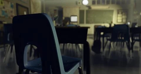 Empty classroom with a single chair during late afternoon Illustrazione stock