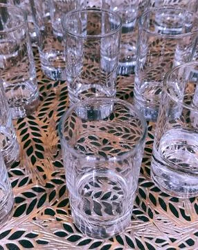 Empty Clear Drinking Glasses on Decorative Table Setup for Event Hospitality Foto stock