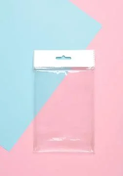 Empty clear plastic bag with white hanging tab on pastel background Foto stock
