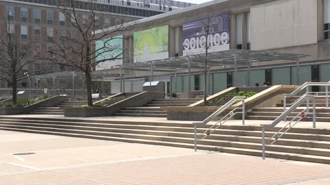 Empty closed school campus at university of Toronto in COVID pandemic Vidéo 152959576