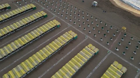 Empty closed yellow beach resort. No people for covid-19 lockdown. Vídeo Stock 152958369