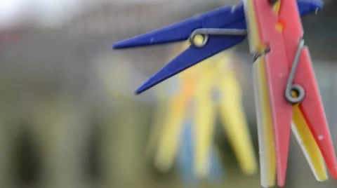 Empty clothes pegs on string shaking during the blowing wind Stock-Footage 52606296