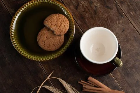 Empty cofee cup and cereal cookies on the old wooden table Foto stock