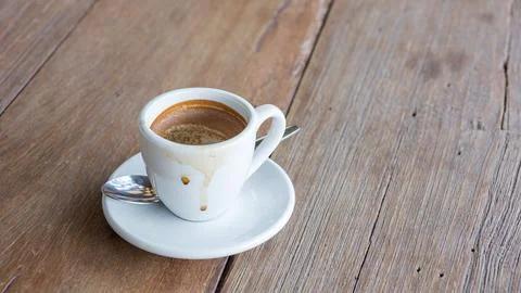 Empty coffee cup after drink on a wooden table. Foto stock