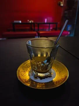 Empty coffee cup on table inside cafe Foto stock