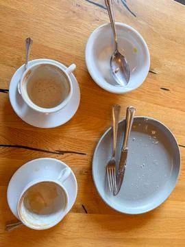 Empty Coffee Cups and Used Dishes on Wooden Table Foto stock