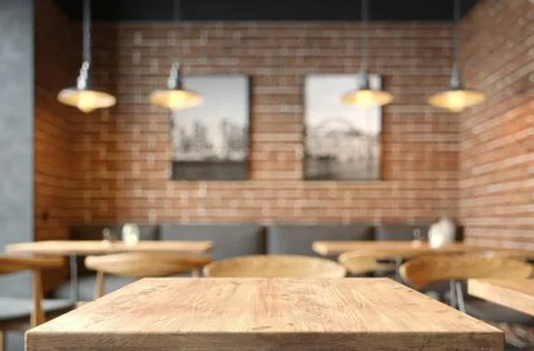 Empty coffee table over defocused coffee shop background with copy space Foto stock