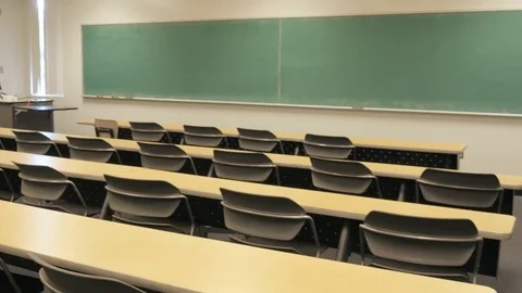 Empty College Classroom Waiting for Campus Tour Group Vidéo 80930037