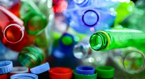 Empty colored drink bottles. Recyclable plastic waste. Foto stock