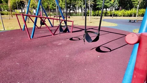 Empty Colorful Swing Set in Urban Park, São Paulo Brazil Vidéo 334722153