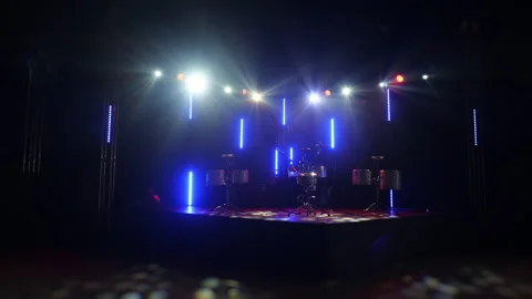 Empty Concert Stage with Drums and Bright Stage Lights Vidéo 345100040