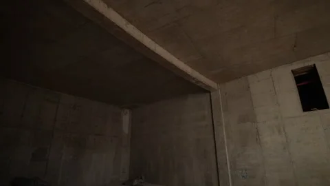 An Empty Concrete Room Featuring an Arched Ceiling and a Small Window Vidéo 305737341
