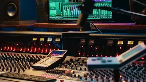 Empty control room running daw software interface on monito 스톡 사진