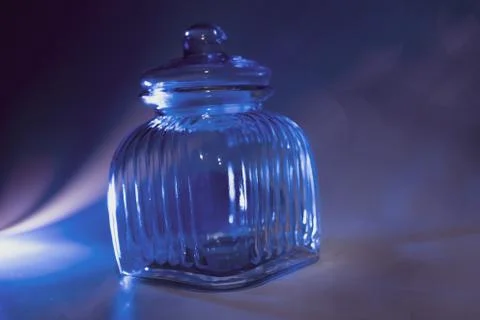 Empty cookie jar on a blue and violet background Stock-Fotos