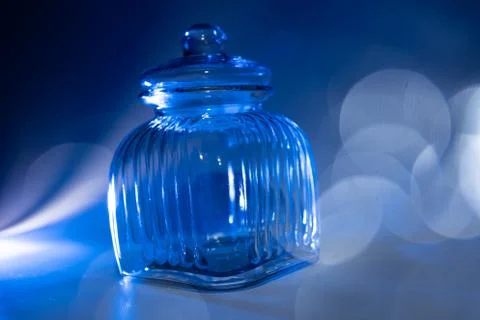Empty cookie jar on a blue background Stock-Fotos