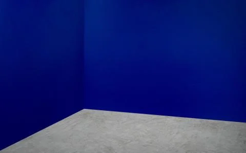 Empty corner navy blue wall and grey concrete floor perspective room,Modern s Foto stock