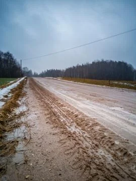 Empty Countryside Landscape in Cloudy Winter Day with Snow Partly Covering Foto stock