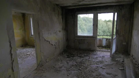 Empty cracked room of an abandoned building 스톡 동영상 58671005