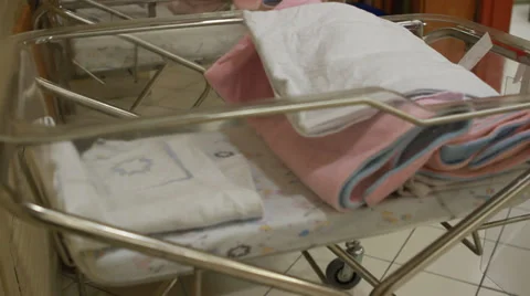 Empty cradle in the delivery room Vidéo 39348919
