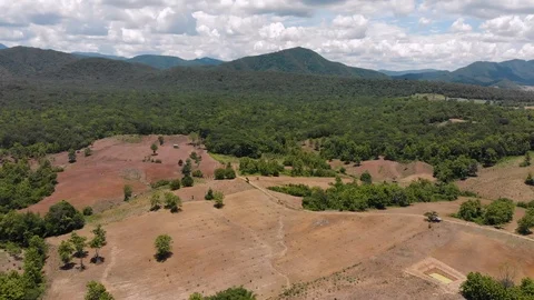 Empty crop field next to mountain Stock-Footage 92476772