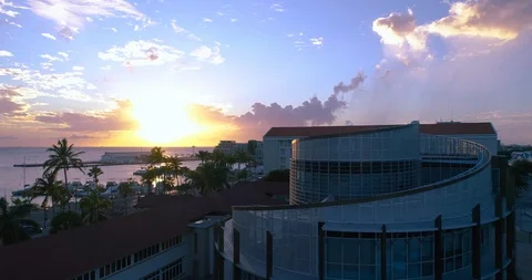 Empty cruise ship terminal Flyin over parlament Aruba, Caribbean. Stock-Footage 128609129