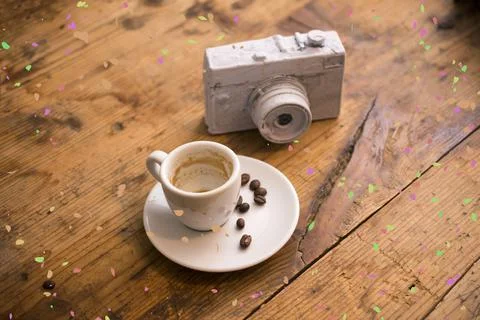 Empty cup of coffee ,roasted coffee beans and painted vintage camera on old w Stockfoto's
