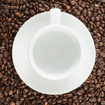 Empty cup over coffee bean background Foto stock