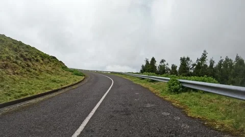 Empty Curving Road Ascending Grassy Hillside on Overcast Day, Flores Island Vidéo 336691437