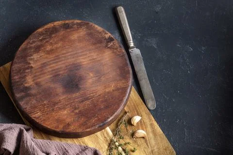 Empty cutting board and knife on dark Fotos de archivo