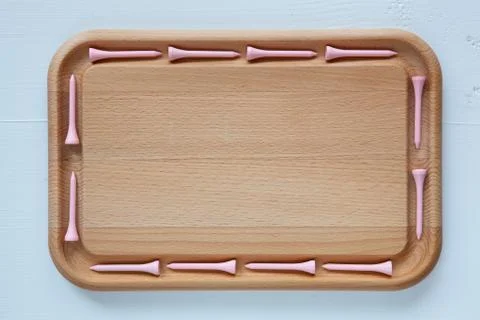Empty cutting board with different golf tees 库存照片