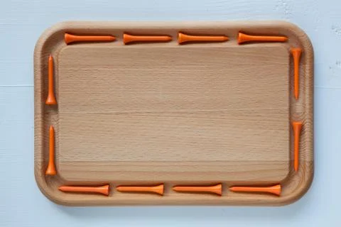Empty cutting board with different golf tees 库存照片