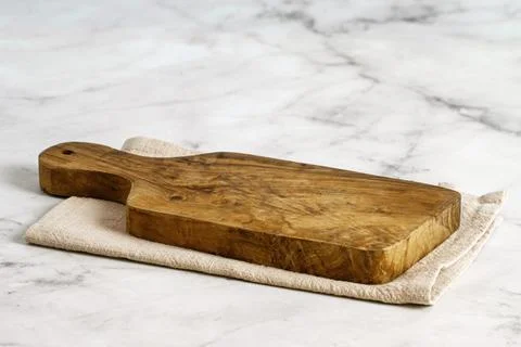 Empty cutting board on marble background Fotos de archivo