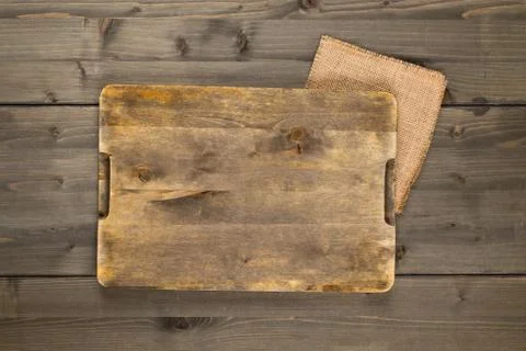 Empty cutting board on rustic brown wooden table background top view from abo 스톡 사진