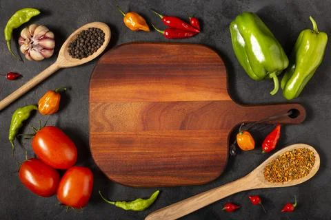 Empty cutting  board on the table with Ingredients for cooking. Tomatoes, v.. Foto stock