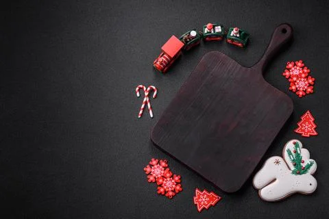 Empty dark ceramic plate with elements of Christmas decorations 스톡 사진