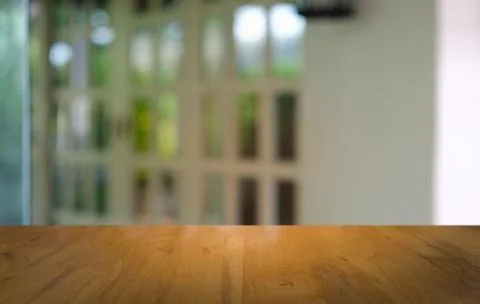 Empty dark wooden table in front of abstract blurred bokeh background of rest Illustrazione stock